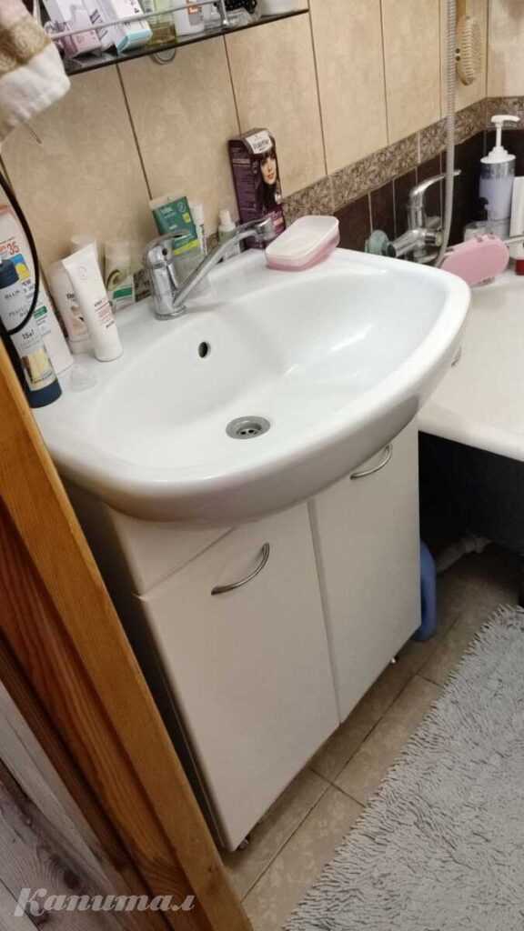 Продам за символическую плату, раковину и тумбу.