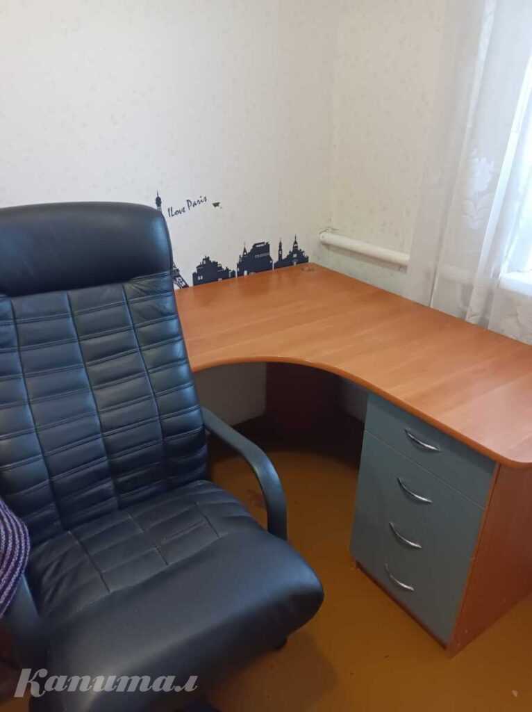 Кресло и компьютерный стол