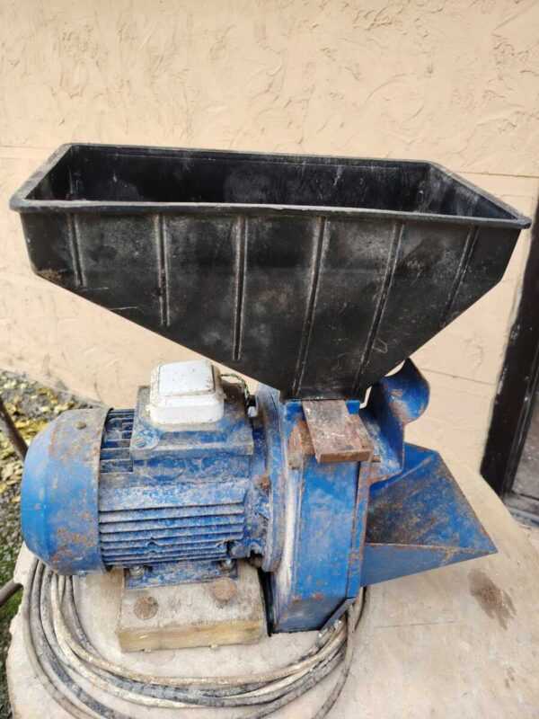 Измельчитель для зерна (мельница)