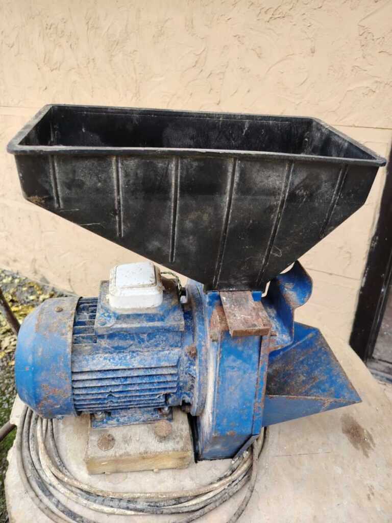 Измельчитель для зерна (мельница)