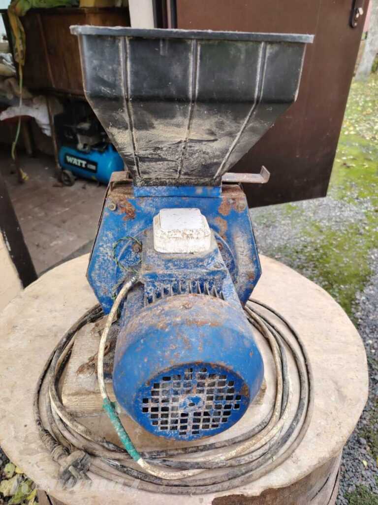 Измельчитель для зерна (мельница)