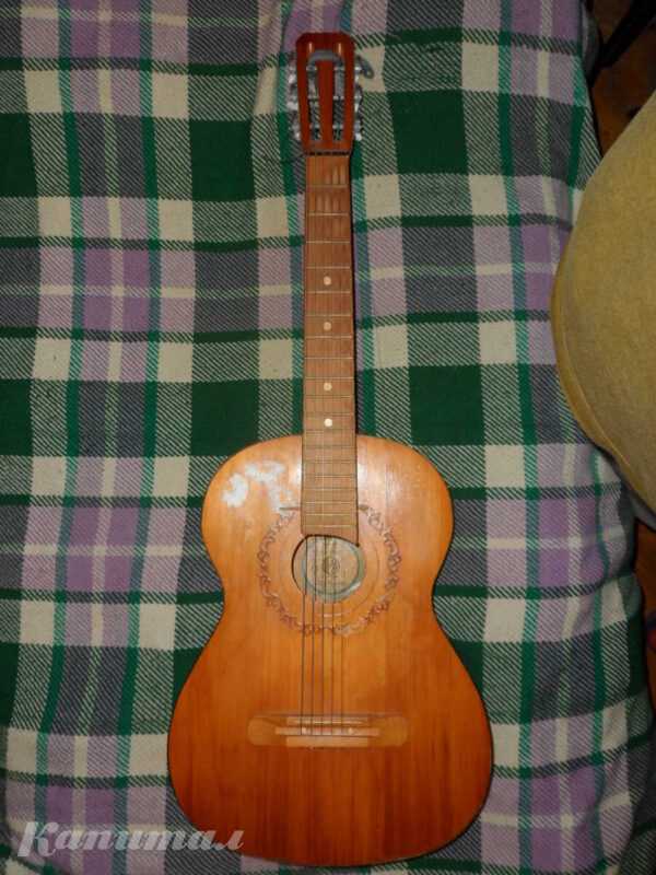 Классическая шестиструнная гитара