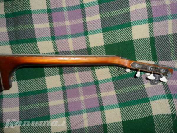 Классическая шестиструнная гитара