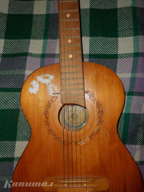 Классическая шестиструнная гитара